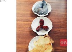 乌鸡红枣鳕鱼胶汤的做法图解1