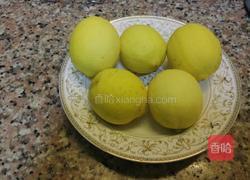 冰糖炖柠檬的做法图解1