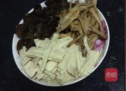 炒木耳腐竹黄花菜的做法图解2