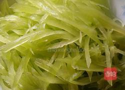 莴笋丝炒榨菜的做法图解2