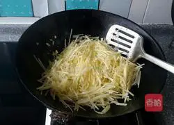 Illustration of how to make shredded peppers and potatoes 3