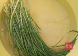 韭菜卷饼的做法图解1