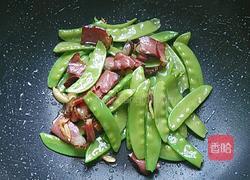 荷兰豆炒腊肉的做法图解5