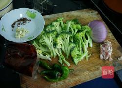 麻辣西兰花干锅的做法图解1
