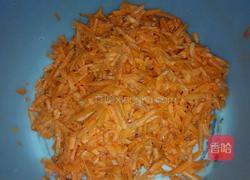 胡萝卜鸡蛋葱油饼的做法图解1