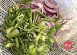 芹菜炒鱿鱼的做法图解2