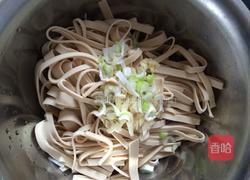 凉拌豆条的做法图解2