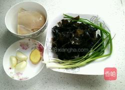 泡椒木耳炒鸡片的做法图解1