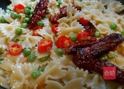 意大利面(鳀鱼蕃茄干蝴蝶面)的做法图解10