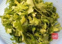 蒸芹菜叶的做法图解1