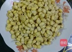 牛肉粒炒黄豆芽的做法图解1