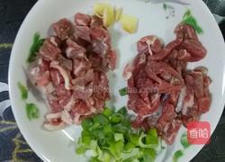 牛肉粒炒黄豆芽的做法图解2
