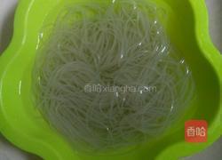 肉燕炖粉条的做法图解1
