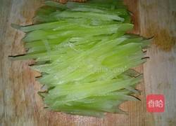 青笋炒韭菜的做法图解1