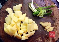 土豆红烧肉的做法图解2