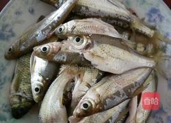 焖小鱼的做法图解1