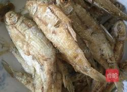 焖小鱼的做法图解3