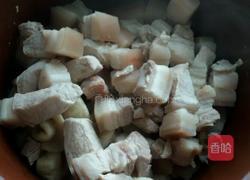 紫砂锅红烧肉的做法图解1