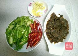 杭椒炒卤牛肉的做法图解1