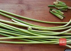 凉拌蒜苔的做法图解1