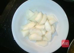 银耳枸杞红枣梨子汤。的做法图解2