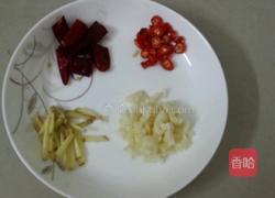 荷兰豆炒鱿鱼的做法图解1