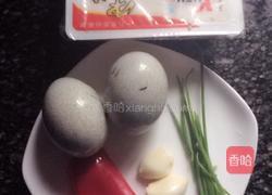 皮蛋拌豆腐的做法图解1