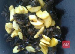 木耳苹果炒瘦肉的做法图解4