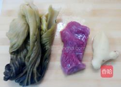 酸菜炒肉丁的做法图解1
