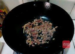 酸菜炒肉丁的做法图解5