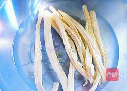 腐竹木耳炒肉片的做法图解1