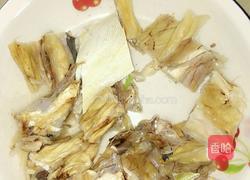 鱼干萝卜猪蹄汤的做法图解1