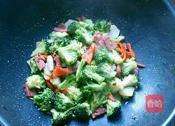火腿炒西兰花的做法图解8