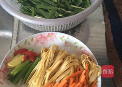 豆腐皮炒韭菜的做法图解1