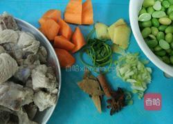 胡萝卜毛豆烧排骨的做法图解1