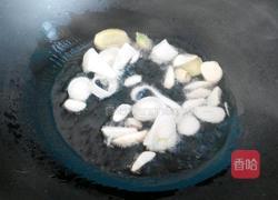 香菇炖鸡腿的做法图解2