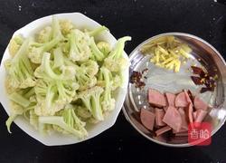 香肠炒菜花的做法图解1