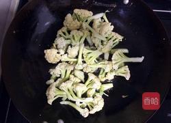 香肠炒菜花的做法图解3