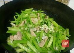 芹菜炒肉的做法图解7