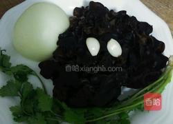 洋葱拌木耳的做法图解1