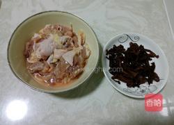 鸡腿炖蘑菇的做法图解1