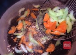 西芹炒什锦的做法图解2