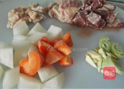 牛肉炖萝卜的做法图解1