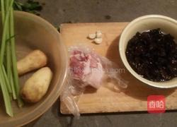 芹菜土豆木耳的做法图解1