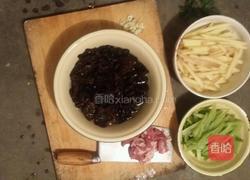 芹菜土豆木耳的做法图解2