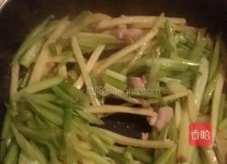 芹菜土豆木耳的做法图解6