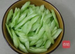 黄瓜炒瘦肉的做法图解1