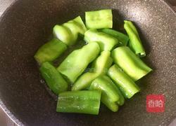 油焖尖椒的做法图解1
