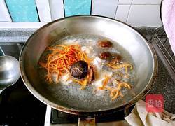 香菇虫草煲鸡汤的做法图解4