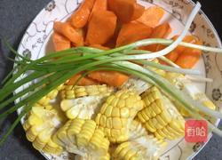 玉米胡萝卜排骨汤的做法图解1